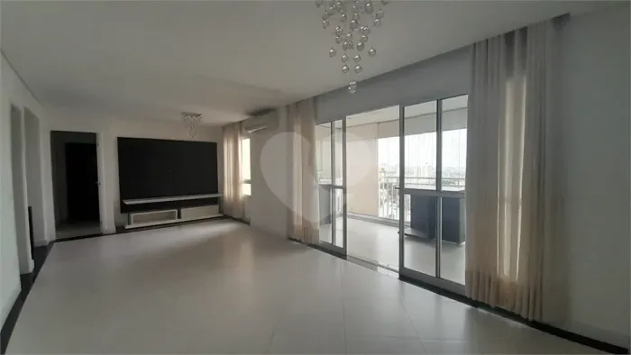 Apartamento com 3 quartos à venda ou para locação em Centro - SP