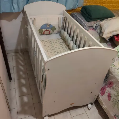 Berço infantil com colchão mosquiteiro e rodinhas