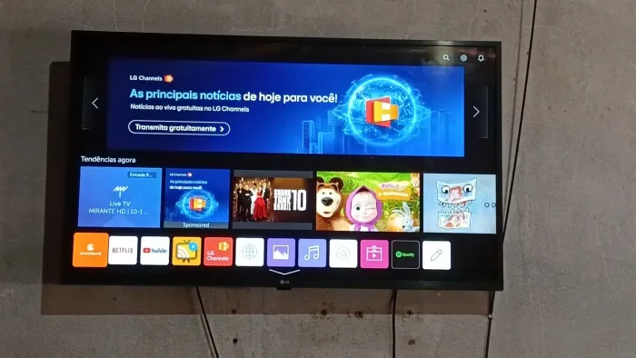 Vendo essa TV ela é smart da marca LG