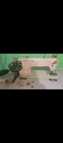 Máquina de costura reta Yamata .