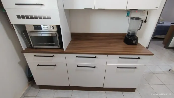 Cozinha em aço marca Itatiaia (01 balcão, 02 armário aéreo, 01 torre quente e 01 nicho)