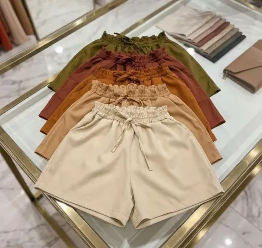 SHORTS EM ALFAIATARIA. 