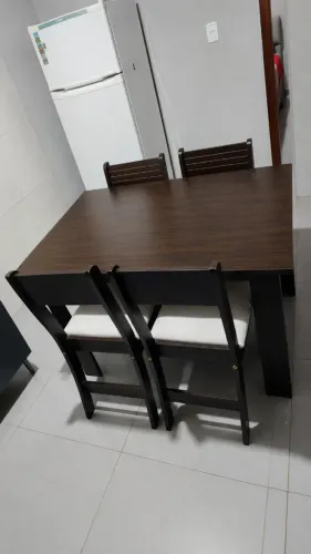 Mesa de Jantar com 4 Cadeiras - R$ 300