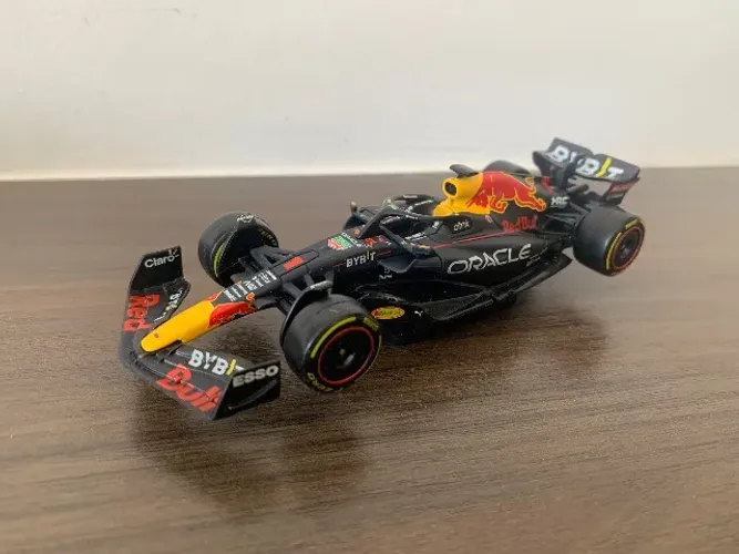 Miniatura Red Bull RB18 Max Verstappen 2022