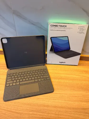 Capa com teclado Logitech Combo Touch para iPad Pro 12,9" - 5ª e 6ª Geração | 920-010097