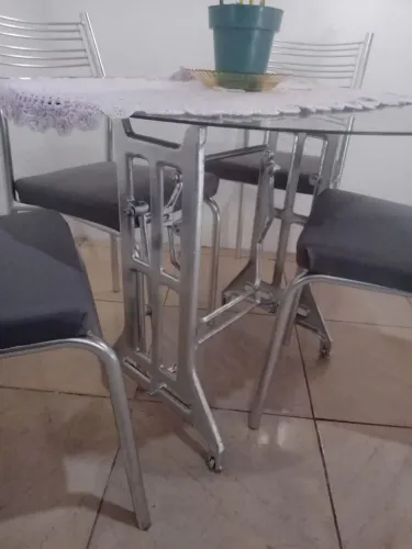 Mesa de vidro com pé de máquina na cor cromado