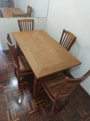 Mesa e cadeiras de madeira de demolição em excelente estado de conservação 