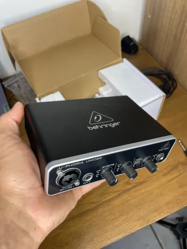 Interface de Áudio Behringer UMC22