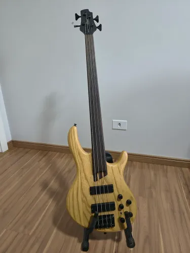 Baixo CORT B4 Fretless