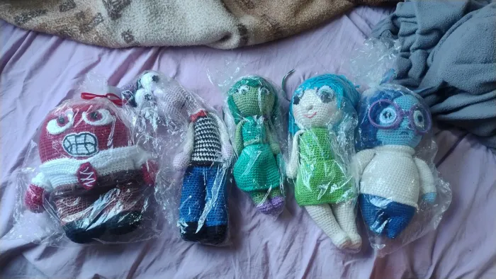 Bonecos do divertidamente em crochê novo (Amigumiri) s no plástico