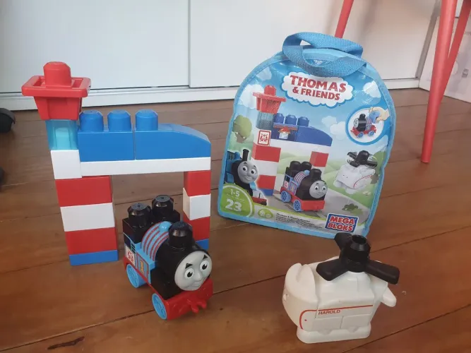 Blocos de montar Thomas & Friends com mochila.
