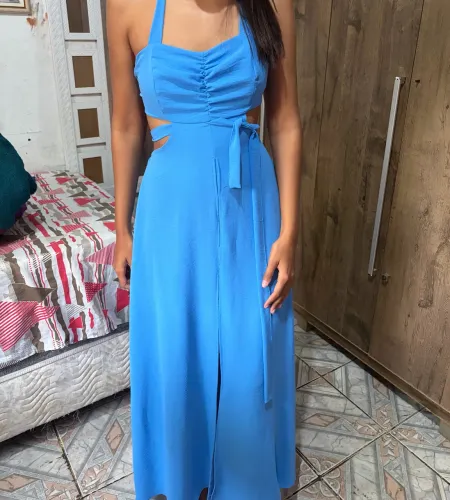 Vestido azul com fenda