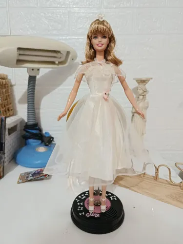 Barbie collector Sandy de Grease 30 anos cena do baile de 2008