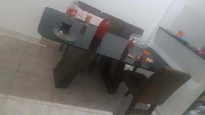 Vendo ou troco painel de tv nova e uma mesa de jantar com 4 cadeiras almofadada