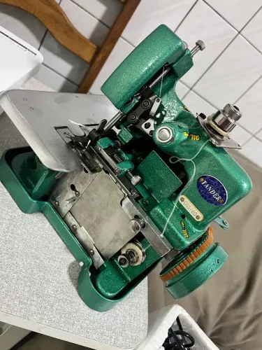 Máquina Overlock Semi-Industrial Tander TMCO150R - Perfeita, Completa e Pouco uso 