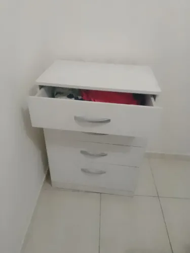 Vendo cômoda com 4 gavetas