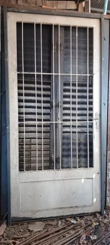 PORTA DE FERRO LARGA COM  PORTINHOLA DE VIDRO SUPER RESISTENTE /// R$1200,00 