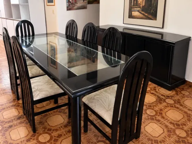 Conjunto de sala de jantar - Mesa com tampo de vidro, cadeiras e aparador