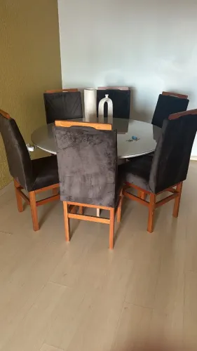 Mesa de jantar redonda com seis cadeiras