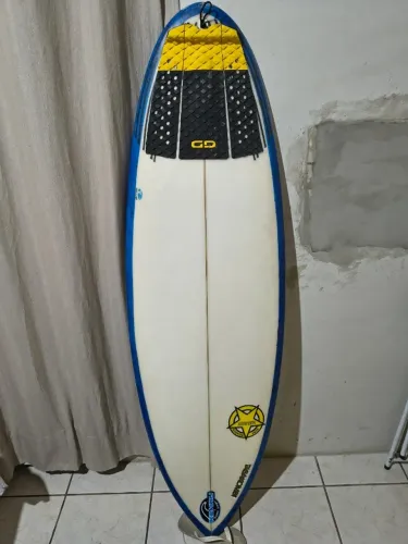 Prancha Semi nova 5'6 29L x 19/75 Epoxy, bem preservada, branquinha