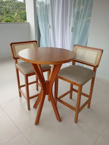Conjunto Mesa Bistrô + 2 Banquetas em Madeira Maciça com Palha Indiana e Tecido Acquablock