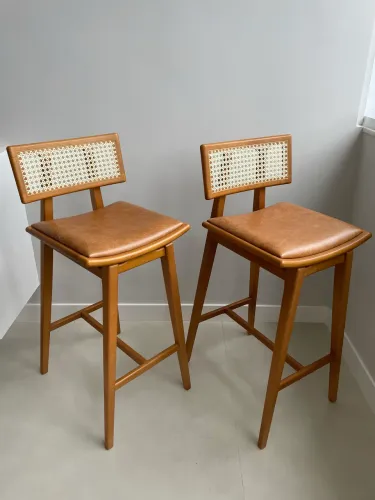 Banquetas de couro e palhinha Muui
