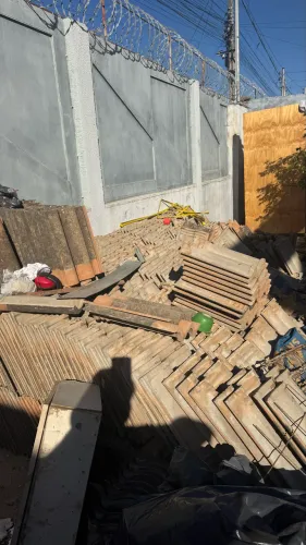 Telhas de concreto mais ripas de madeira, 80 metros.