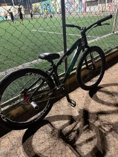 ? ? Bike Giuso preta, toda estilosa, com detalhes personalizados e cubo barulhento!