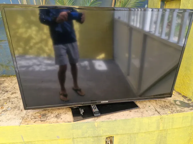 Vendo tv sansung smart 46' com defeito. Rebootando