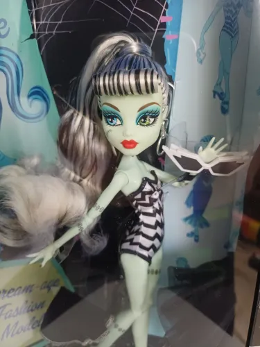 Boneca Skullector Barbie vs Frankie Monster High