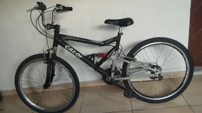 Bicicleta Caloi SK Aro 26 com Suspensão Dupla - Oportunidade!