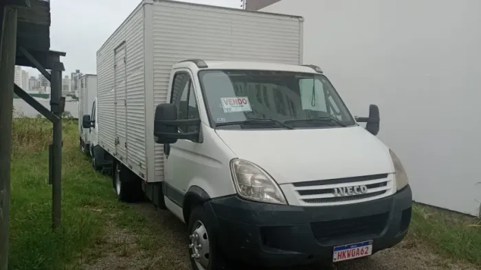IVECO 70C16 - ANO 2010 - BAÚ - R$ 129.900