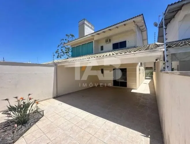 Sobrado de Alto Padrão à Venda com 3 Quartos e Terreno Amplo