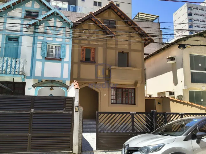 Sobrado para locação no Embaré, a 150 metros da praia, próximo da Igreja.
