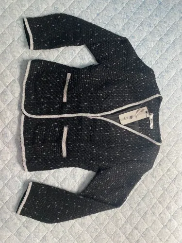 Jaqueta Tweed Elegante com Detalhes em Branco
