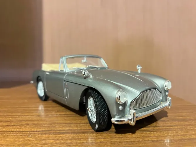 Miniatura 1:18 Aston Martin DB2-4 Mark III