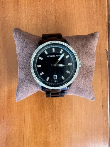 Desapego Relógio feminino Michael Kors MK 5202 Preto com strass Bateria nova R$ 200,00