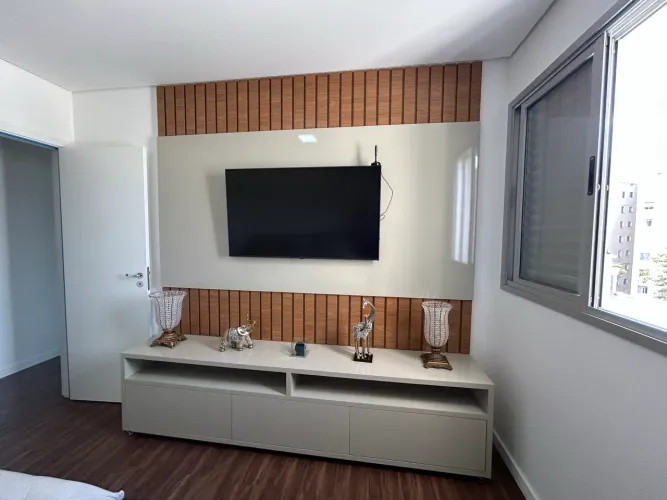Vendo: Painel e rack modernos