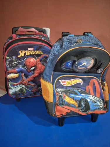 2 Mochilas infantil semi nova