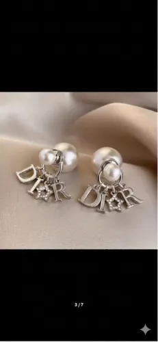 Brincos de pérolas estilo christian Dior com detalhes de estrelas com pedras brancas