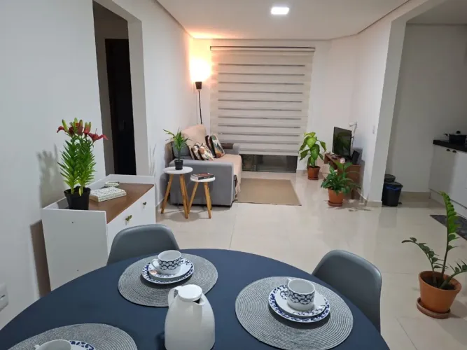 Apartamento semi mobiliado com 2 dormitórios + sacada nos Ingleses!