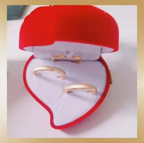 Par de Alianças Chanfradas Escovadas 3mm Ouro18K Banho + Solitário. Namoro, Noivado
