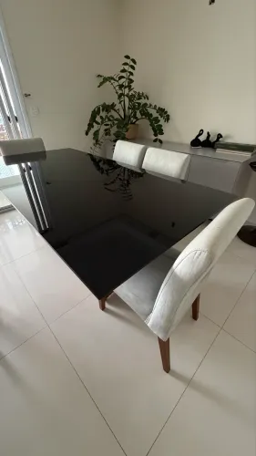 Mesa com tampo em vidro, pés de madeira e com 6 cadeiras