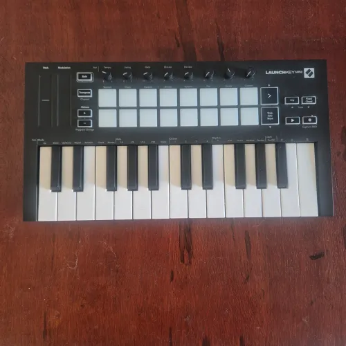 Controlador MIDI Novation Launchkey Mini MK3