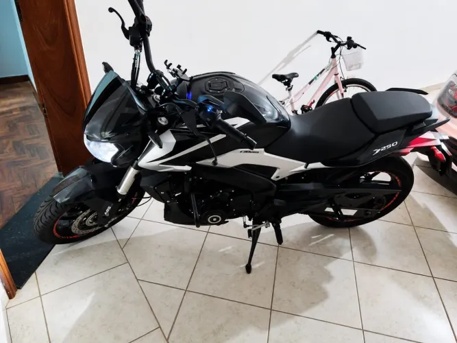 Moto Bajaj Dominar 250 com baixo km