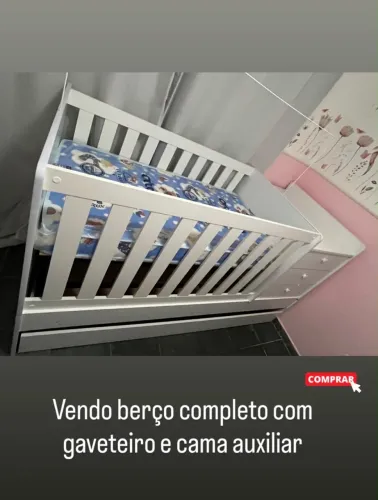 Berço com cama auxiliar e gaveteiro