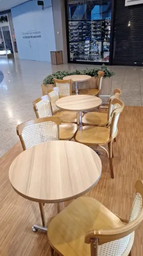 Conjunto de mesas e cadeiras