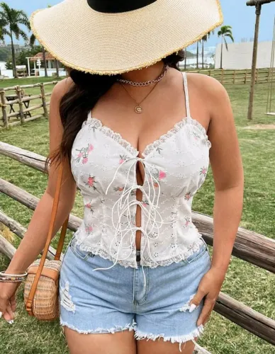 Flirla Top Tipo Camiseta com Estampa de Flores Miúdas, Renda e Alças, Boho Fofo e Doce, Ta