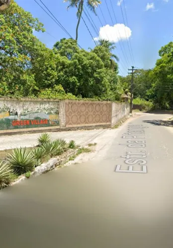 Terreno plano , possui 440m2, área plana, tem pessoas morando em construção própria. 