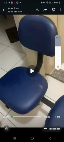 Cadeiras triplas para escritório ou consultório. 